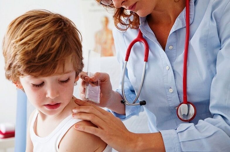 lékař vyšetřuje dítě s papilom na těle
